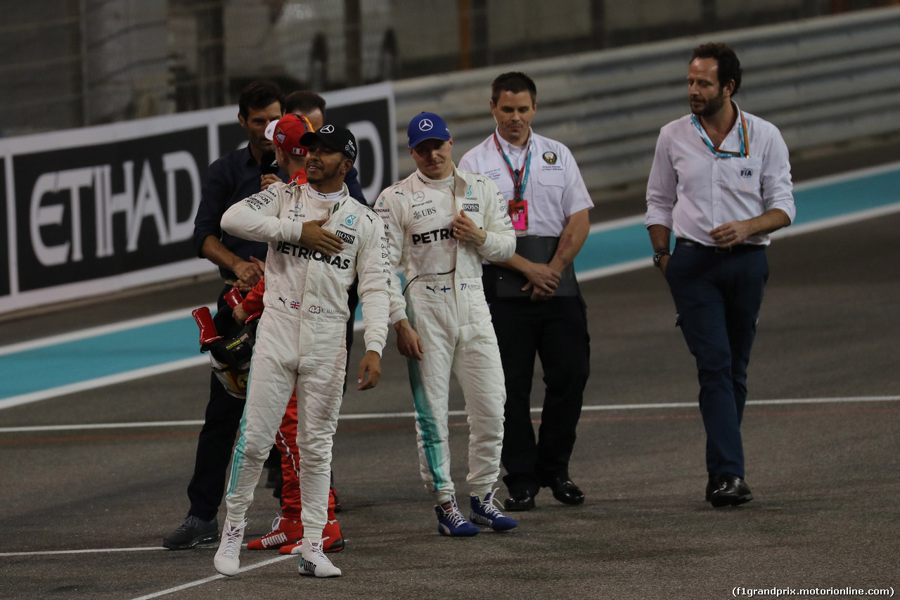 GP ABU DHABI, 25.11.2017 - Qualifiche, 2nd place Lewis Hamilton (GBR) Mercedes AMG F1 W08 e Valtteri Bottas (FIN) Mercedes AMG F1 W08 pole position