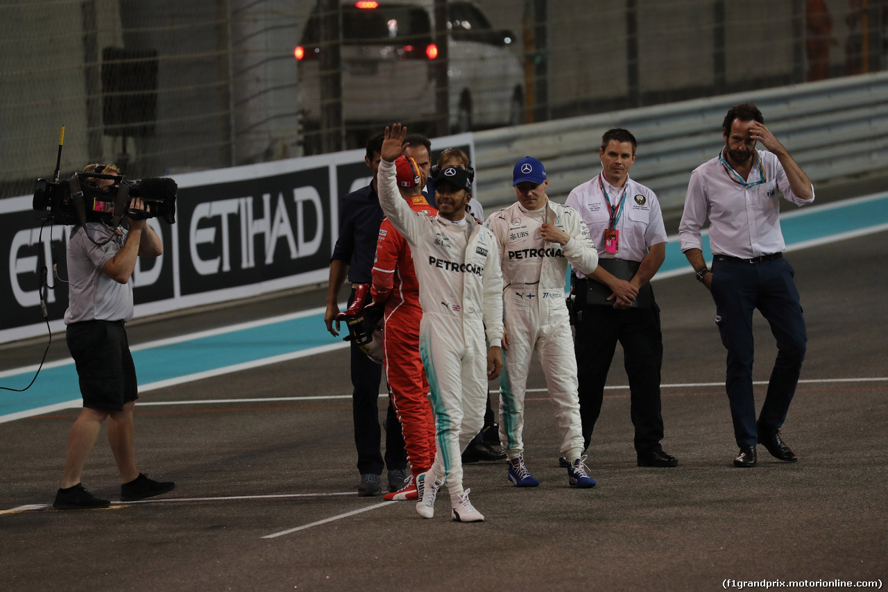 GP ABU DHABI, 25.11.2017 - Qualifiche, 2nd place Lewis Hamilton (GBR) Mercedes AMG F1 W08 e Valtteri Bottas (FIN) Mercedes AMG F1 W08 pole position