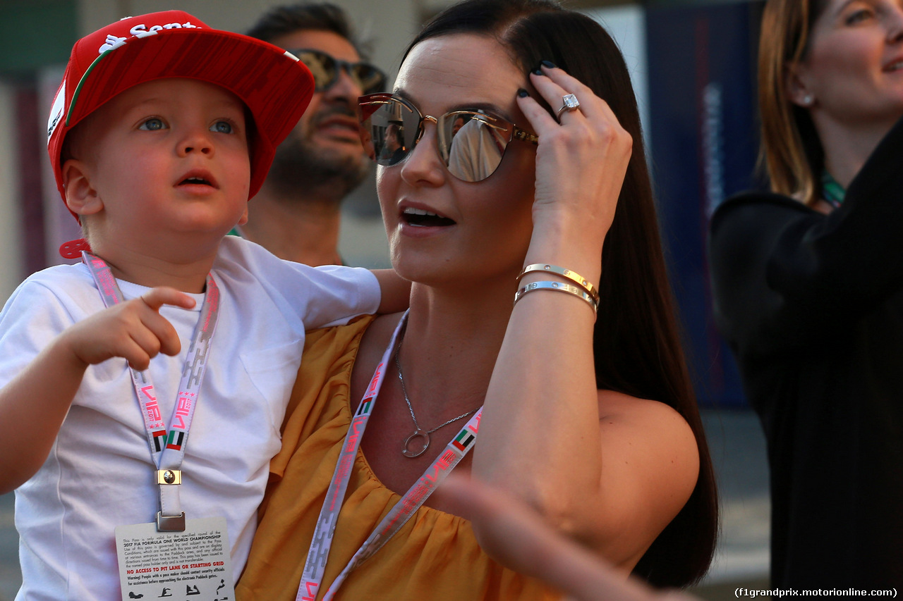 GP ABU DHABI, 25.11.2017 - Qualifiche, Robin Raikkonen (FIN) son of Kimi Raikkonen (FIN) Ferrari SF70H e Minttu Raikkonen, wife of Kimi Raikkonen (FIN)