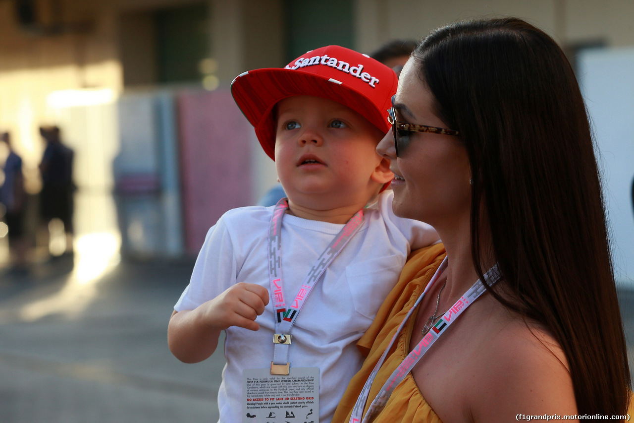 GP ABU DHABI, 25.11.2017 - Qualifiche, Robin Raikkonen (FIN) son of Kimi Raikkonen (FIN) Ferrari SF70H e Minttu Raikkonen, wife of Kimi Raikkonen (FIN)