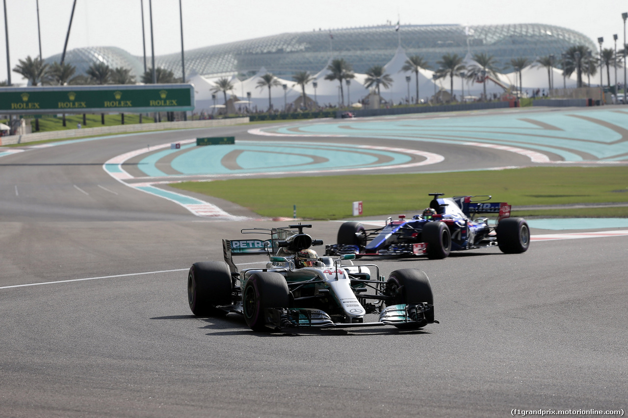 GP ABU DHABI, 24.11.2017 - Prove Libere 1, Lewis Hamilton (GBR) Mercedes AMG F1 W08 e Brendon Hartley (NZL) Scuderia Toro Rosso STR12