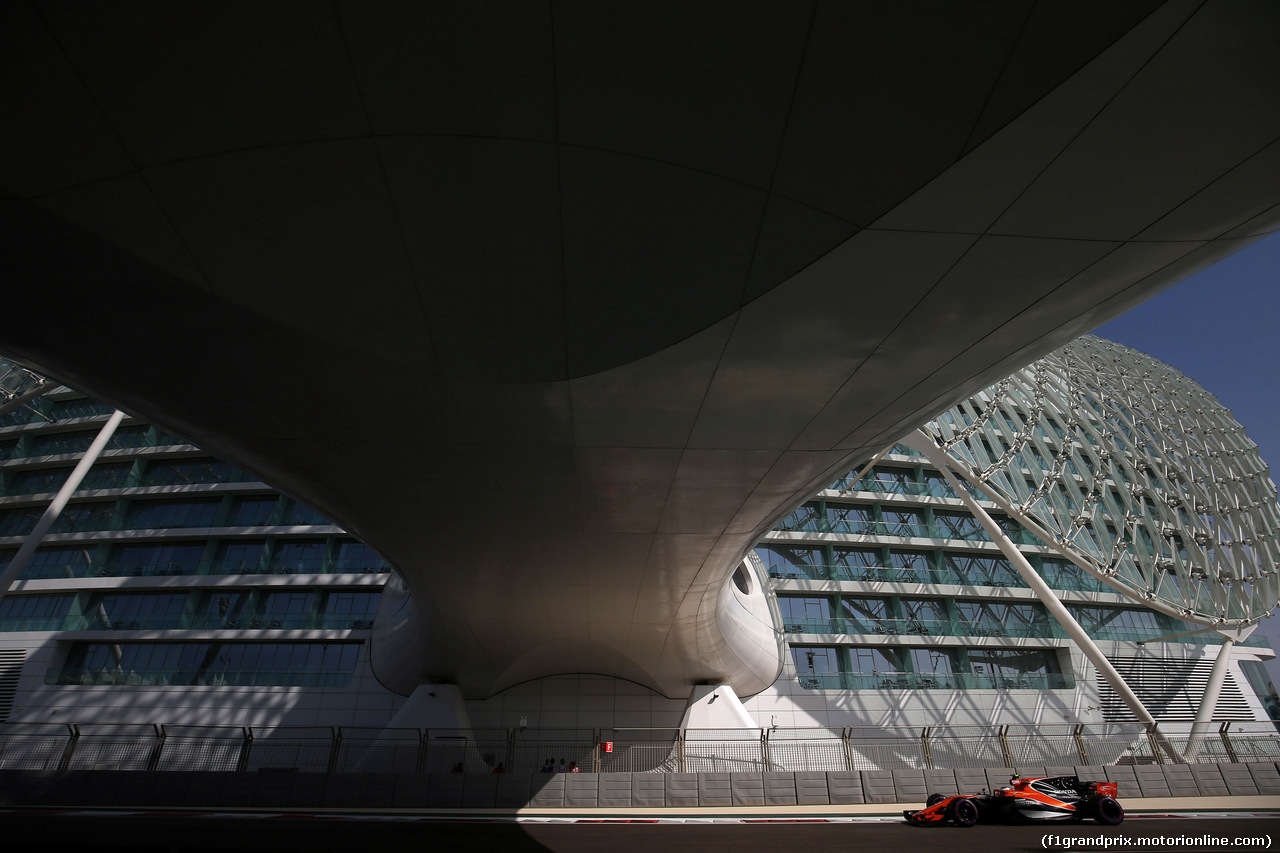 GP ABU DHABI, 24.11.2017 - Prove Libere 1, Stoffel Vandoorne (BEL) McLaren MCL32