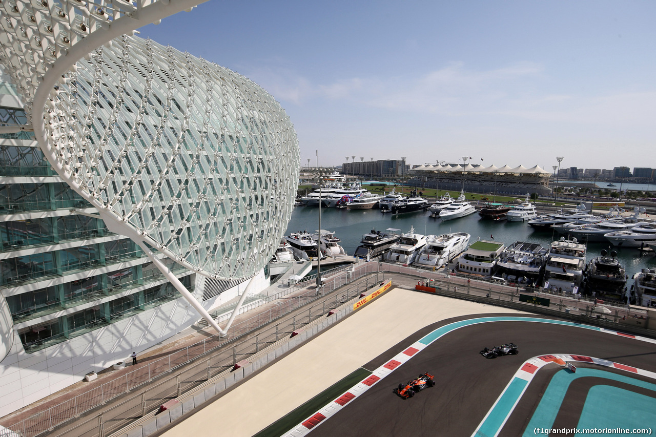 GP ABU DHABI, 24.11.2017 - Prove Libere 1, Stoffel Vandoorne (BEL) McLaren MCL32 e Valtteri Bottas (FIN) Mercedes AMG F1 W08