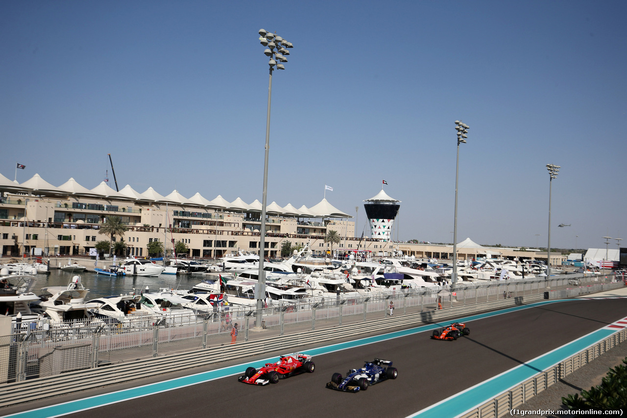 GP ABU DHABI, 24.11.2017 - Prove Libere 1, Sebastian Vettel (GER) Ferrari SF70H, Marcus Ericsson (SUE) Sauber C36 e Fernando Alonso (ESP) McLaren MCL32