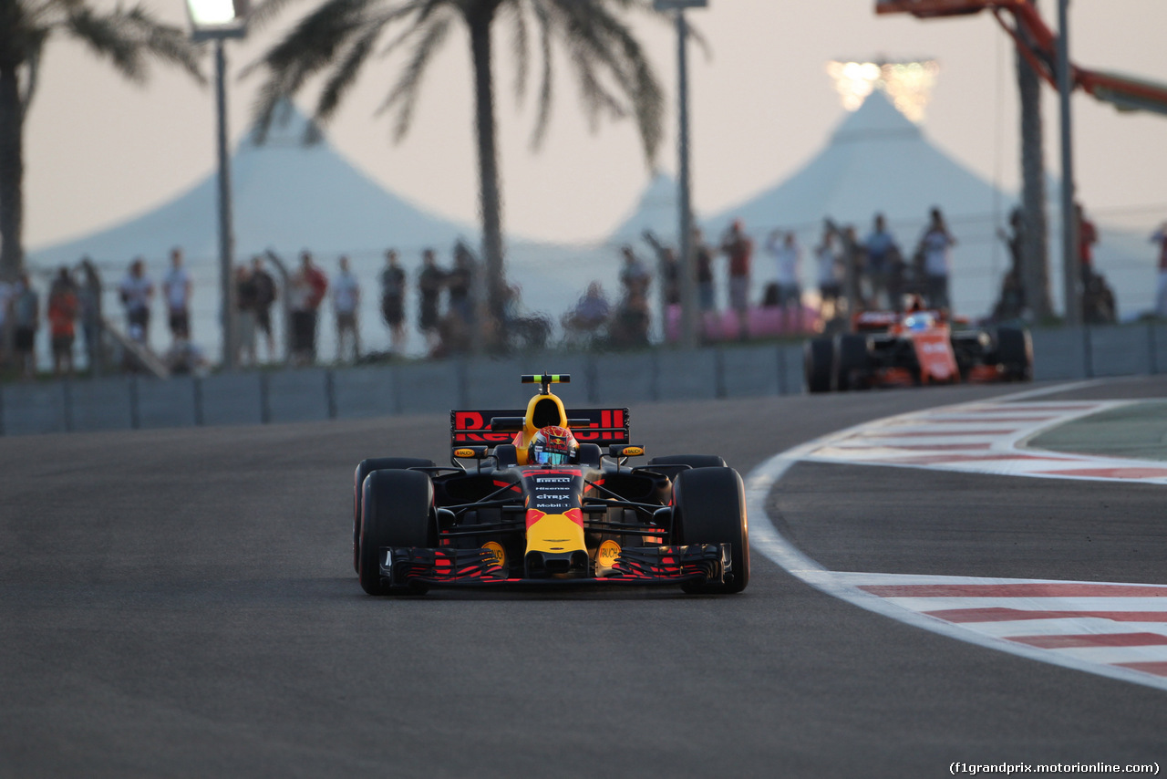 GP ABU DHABI, 24.11.2017 - Prove Libere 2, Max Verstappen (NED) Red Bull Racing RB13 e Fernando Alonso (ESP) McLaren MCL32