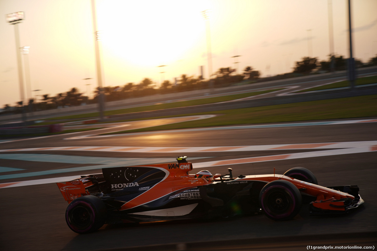 GP ABU DHABI, 24.11.2017 - Prove Libere 2, Stoffel Vandoorne (BEL) McLaren MCL32