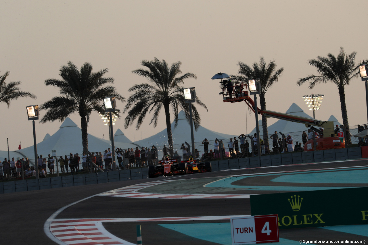 GP ABU DHABI, 24.11.2017 - Prove Libere 2, Stoffel Vandoorne (BEL) McLaren MCL32