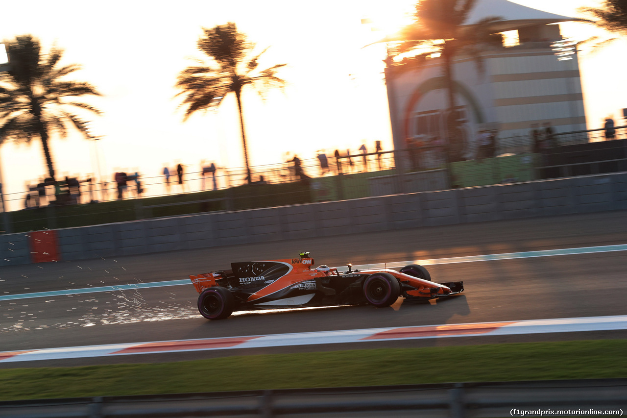GP ABU DHABI, 24.11.2017 - Prove Libere 2, Stoffel Vandoorne (BEL) McLaren MCL32