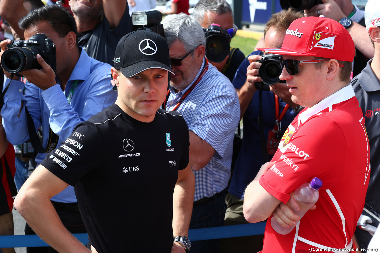 GP AUSTRALIA, 26.03.2017 - Valtteri Bottas (FIN) Mercedes AMG F1 W08 e Kimi Raikkonen (FIN) Ferrari SF70H