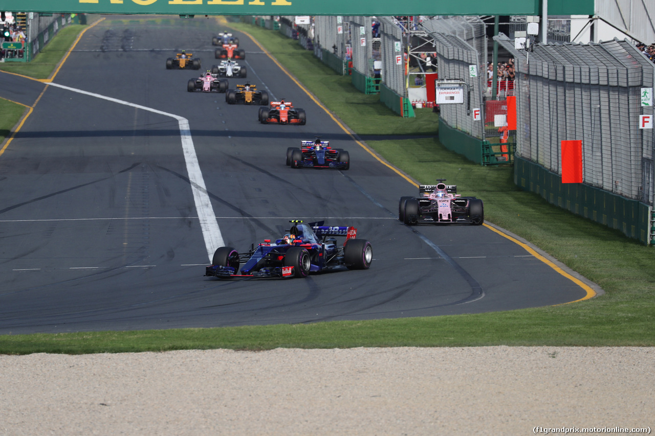 GP AUSTRALIA, 26.03.2017 - Gara, Carlos Sainz Jr (ESP) Scuderia Toro Rosso STR12 davanti a Sergio Perez (MEX) Sahara Force India F1 VJM010