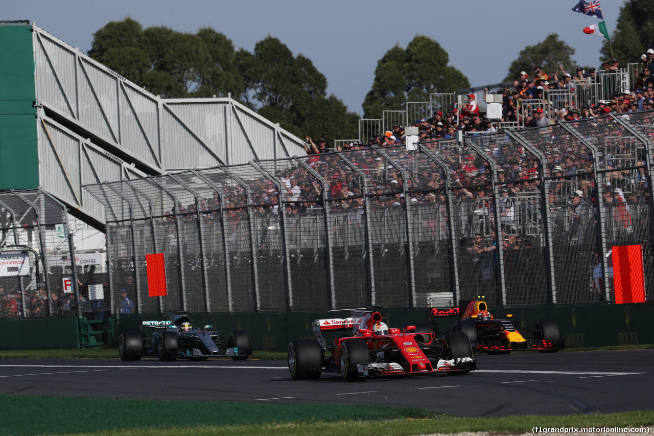 GP AUSTRALIA, 26.03.2017 - Gara, Sebastian Vettel (GER) Ferrari SF70H davanti a Max Verstappen (NED) Red Bull Racing RB13 e Lewis Hamilton (GBR) Mercedes AMG F1 W08