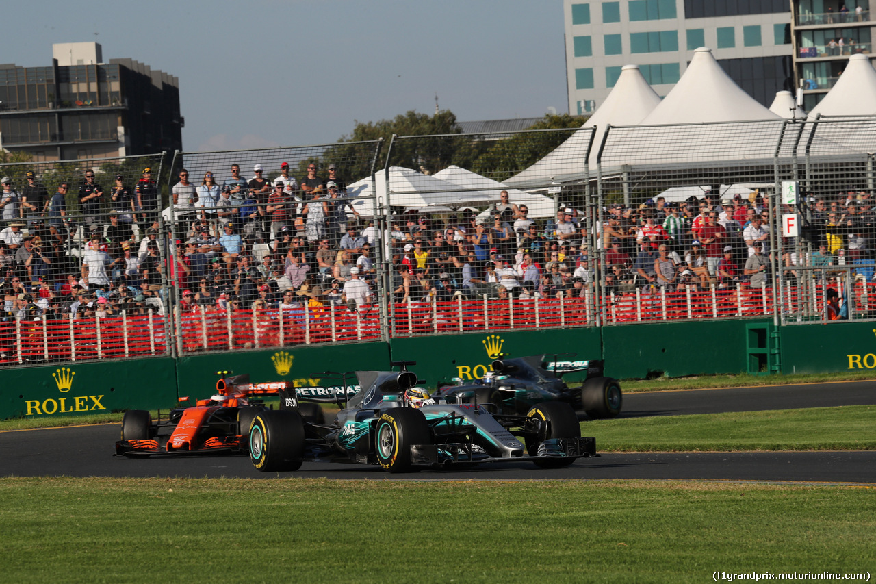 GP AUSTRALIA, 26.03.2017 - Gara, Lewis Hamilton (GBR) Mercedes AMG F1 W08 davanti a Stoffel Vandoorne (BEL) McLaren MCL32