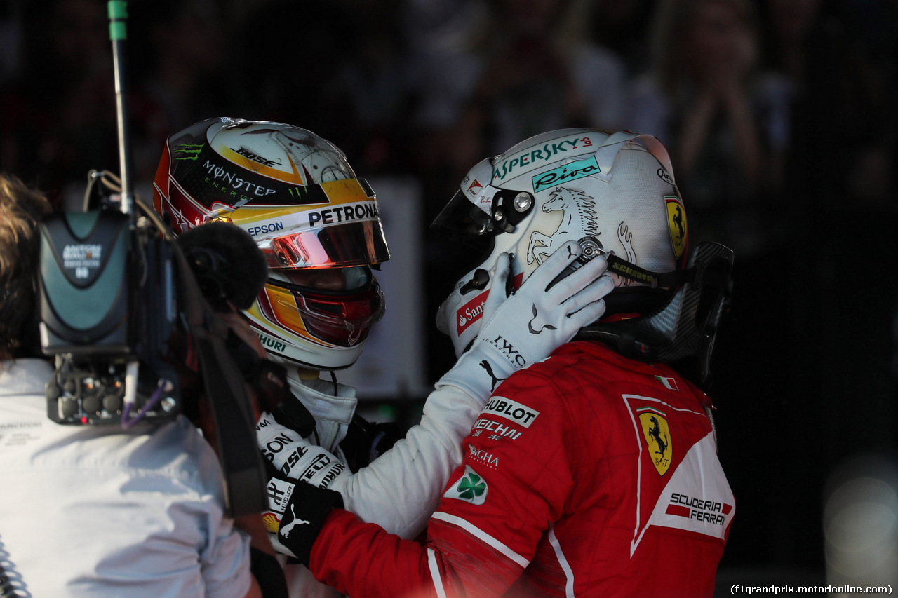 GP AUSTRALIA, 26.03.2017 - Gara, 2nd place Lewis Hamilton (GBR) Mercedes AMG F1 W08 e Sebastian Vettel (GER) Ferrari SF70H vincitore