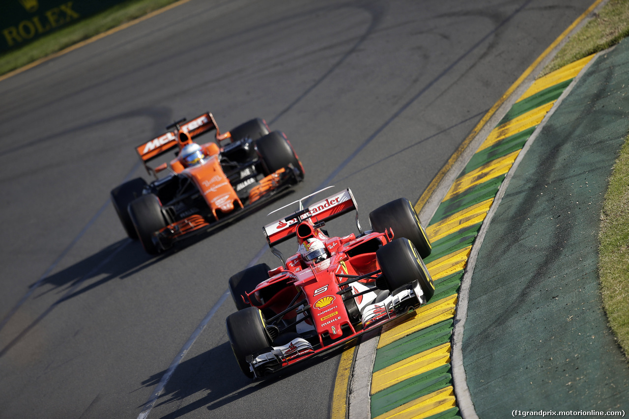 GP AUSTRALIA, 26.03.2017 - Gara, Sebastian Vettel (GER) Ferrari SF70H e Fernando Alonso (ESP) McLaren MCL32
