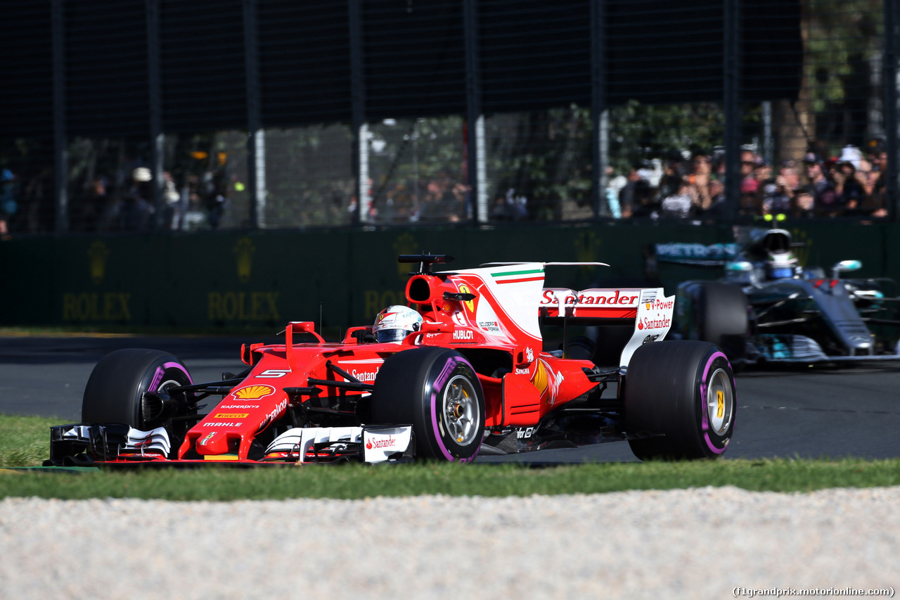 GP AUSTRALIA, 26.03.2017 - Gara, Sebastian Vettel (GER) Ferrari SF70H e Valtteri Bottas (FIN) Mercedes AMG F1 W08