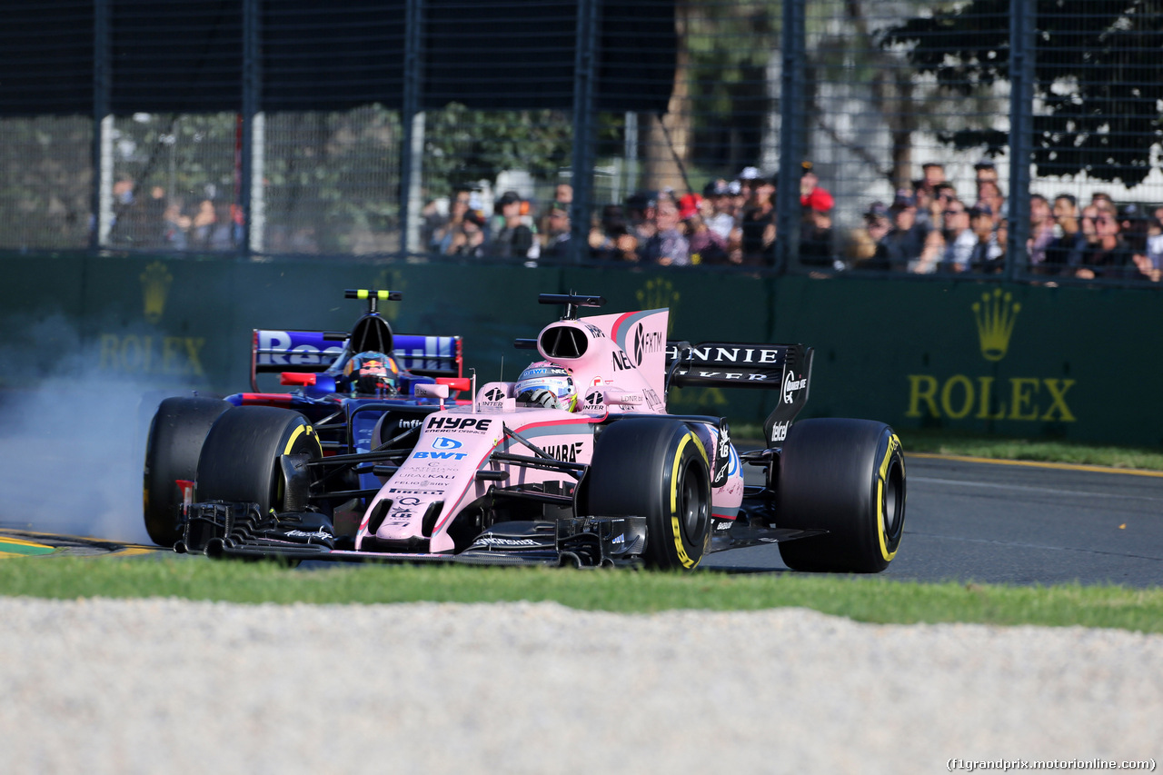 GP AUSTRALIA, 26.03.2017 - Gara, Sergio Perez (MEX) Sahara Force India F1 VJM010 e Carlos Sainz Jr (ESP) Scuderia Toro Rosso STR12
