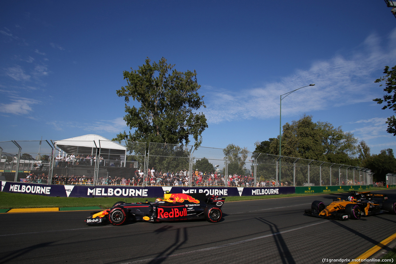 GP AUSTRALIA, 26.03.2017 - Gara, Max Verstappen (NED) Red Bull Racing RB13 e Nico Hulkenberg (GER) Renault Sport F1 Team RS17