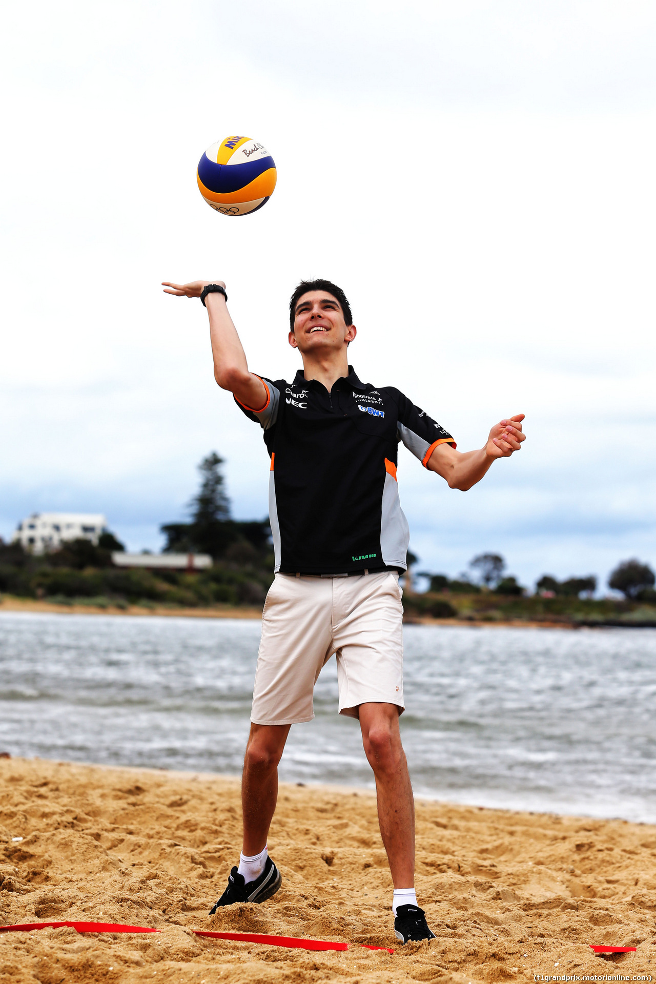 GP AUSTRALIA, Esteban Ocon (FRA) Sahara Force India F1 Team plays volleyball on Brighton Beach.
22.03.2017.