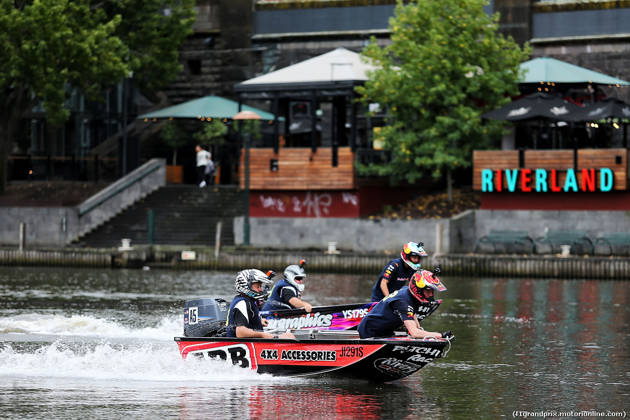 GP AUSTRALIA, Daniel Ricciardo (AUS) Red Bull Racing e Max Verstappen (NLD) Red Bull Racing dinghy racing on the Yarra River.
22.03.2017.