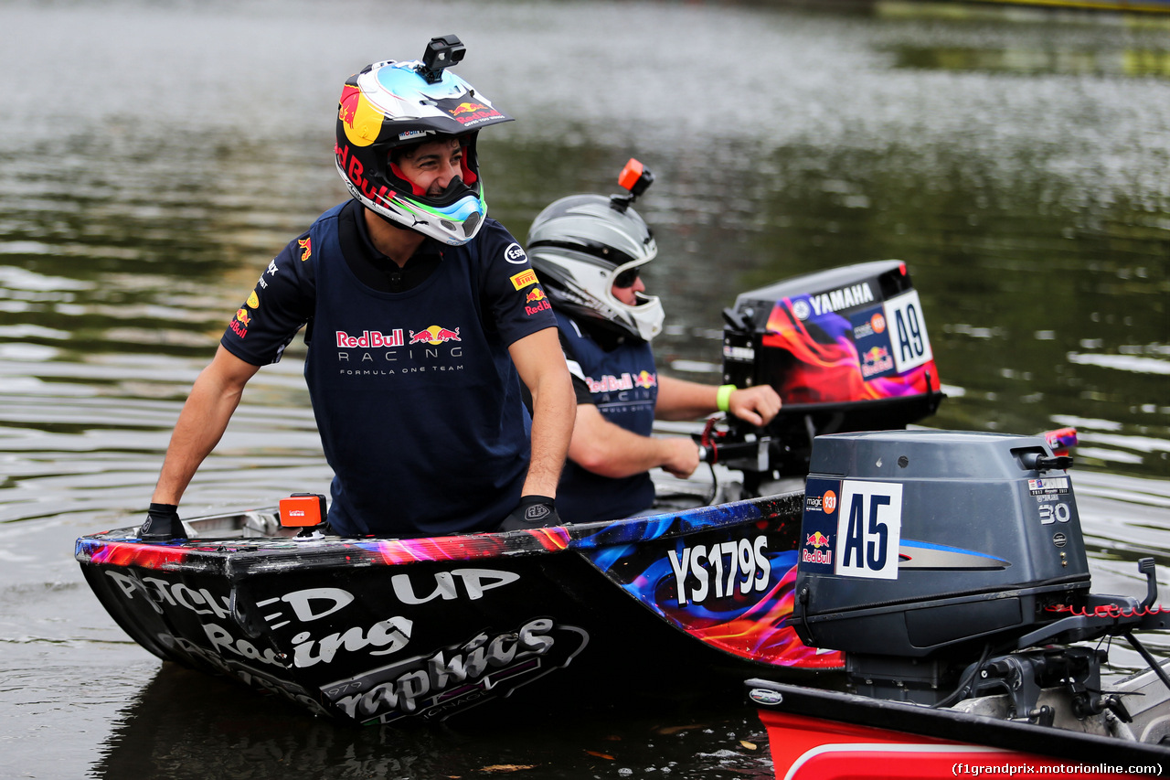 GP AUSTRALIA, Daniel Ricciardo (AUS) Red Bull Racing dinghy racing on the Yarra River.
22.03.2017.