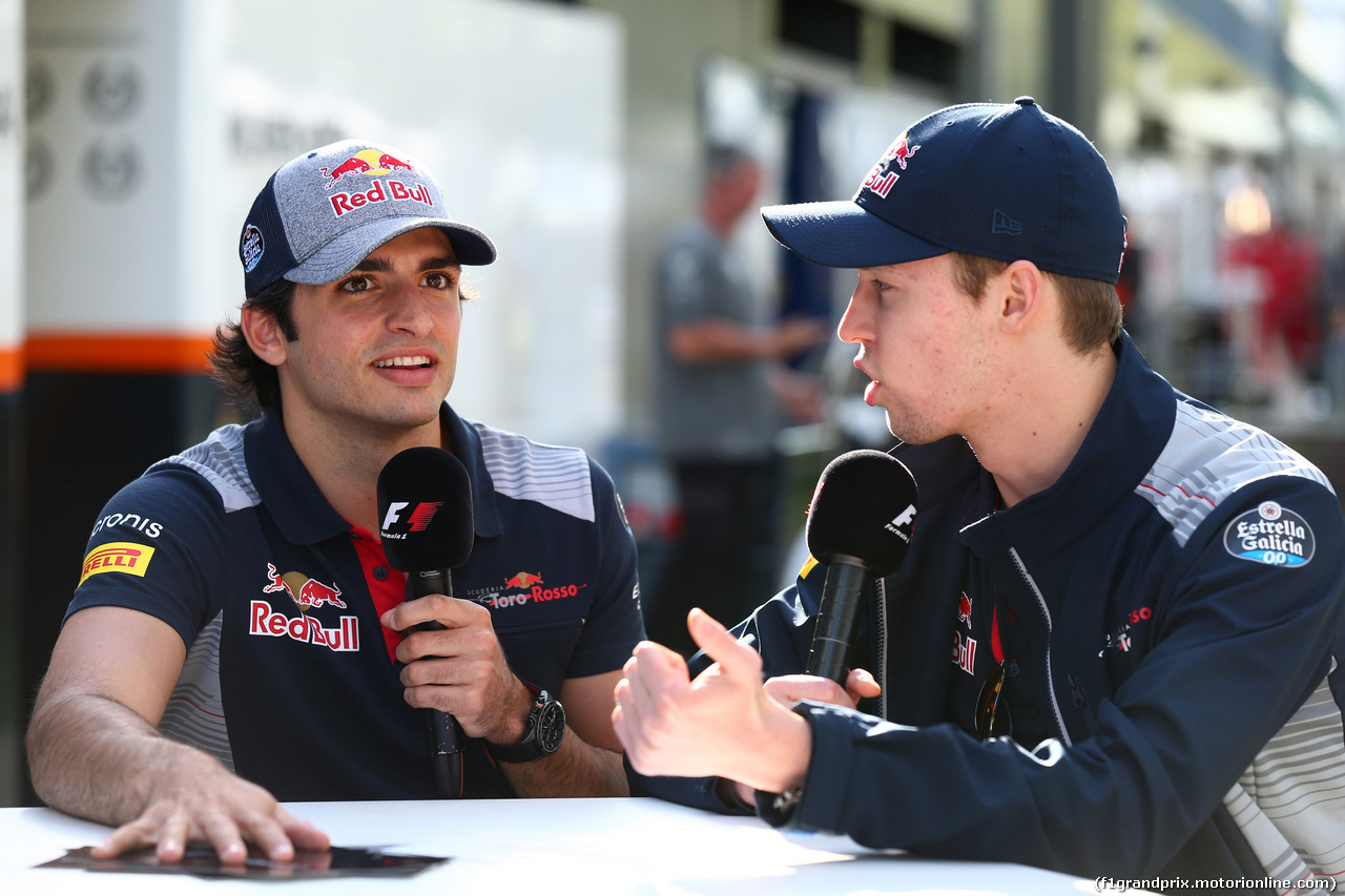 GP AUSTRALIA, 23.03.2017 - Carlos Sainz Jr (ESP) Scuderia Toro Rosso STR12 e Daniil Kvyat (RUS) Scuderia Toro Rosso STR12