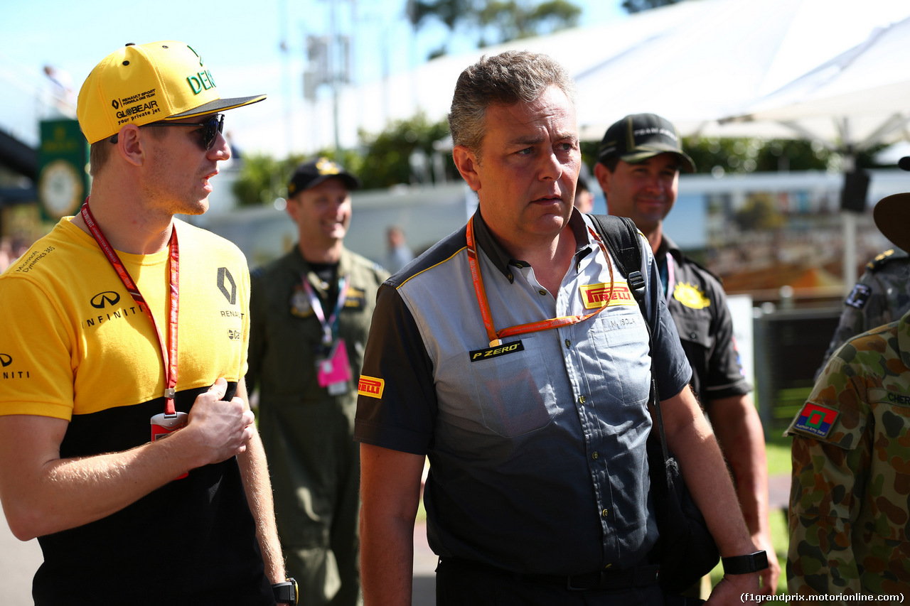 GP AUSTRALIA, 25.03.2017 - Nico Hulkenberg (GER) Renault Sport F1 Team RS17 e Mario Isola (ITA), Pirelli Racing Manager