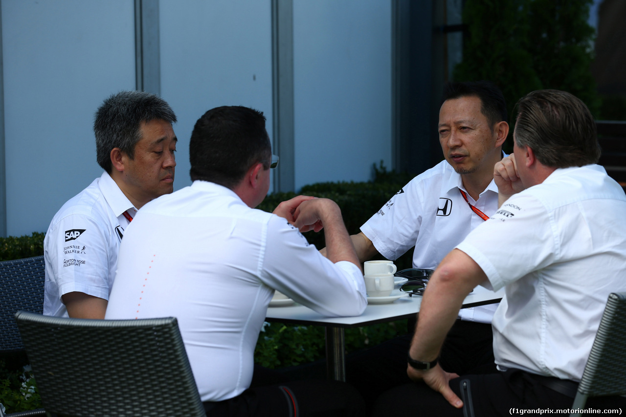 GP AUSTRALIA, 25.03.2017 - Eric Boullier (FRA) McLaren Racing Director e Zak Brown (USA) McLaren Executive Director with Yusuke Hasegawa (JPN) Head of Honda F1 Programme