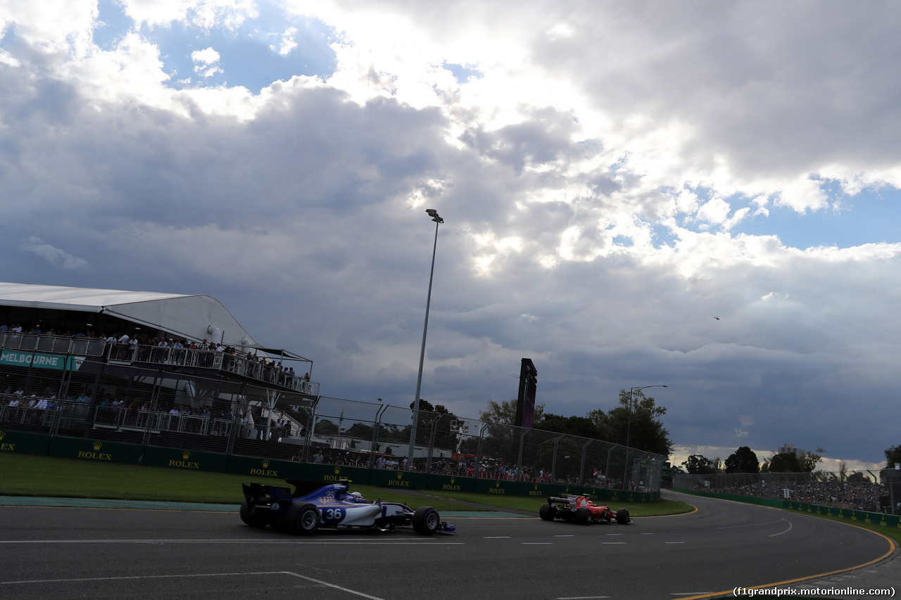 GP AUSTRALIA, 25.03.2017 - Qualifiche, Antonio Giovinazzi (ITA) Sauber C36 e Kimi Raikkonen (FIN) Ferrari SF70H