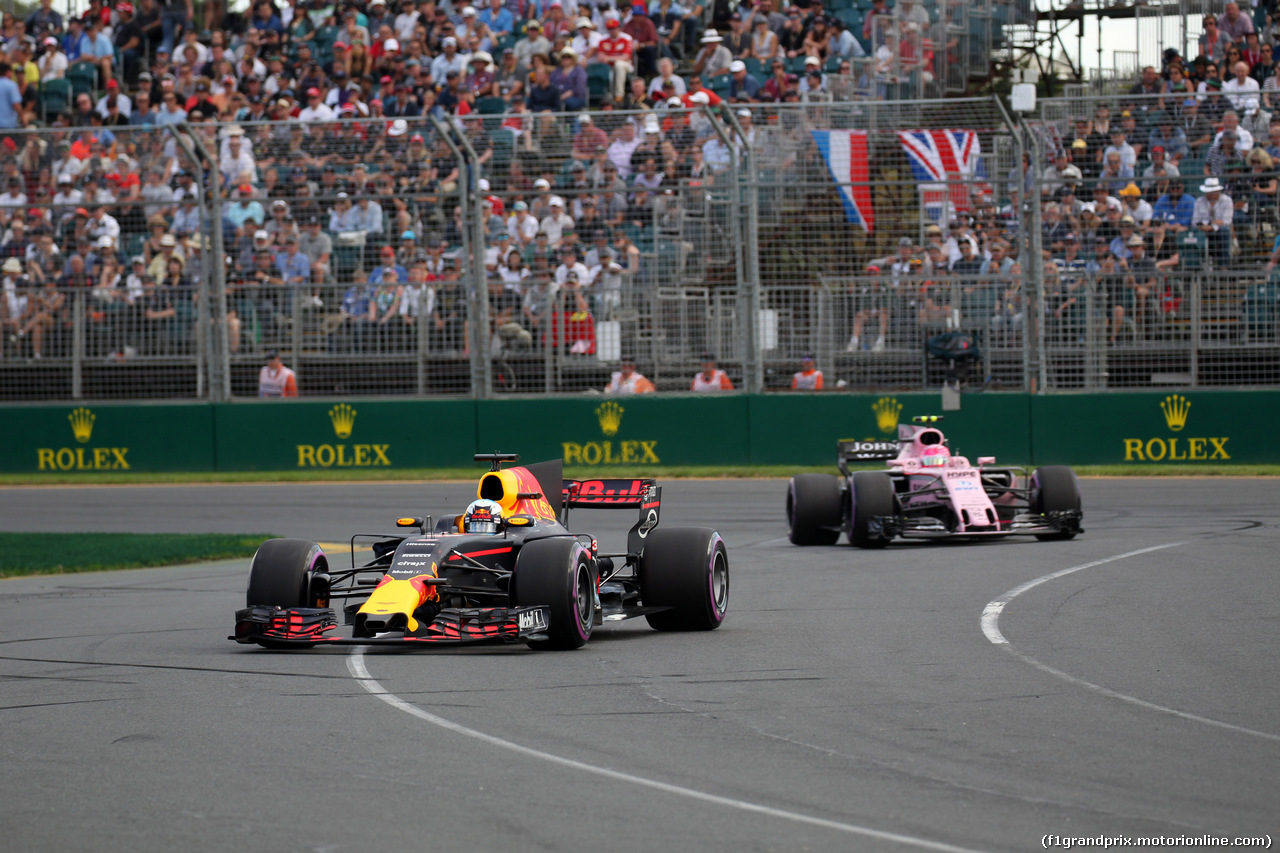GP AUSTRALIA, 25.03.2017 - Qualifiche, Daniel Ricciardo (AUS) Red Bull Racing RB13 e Esteban Ocon (FRA) Sahara Force India F1 VJM10