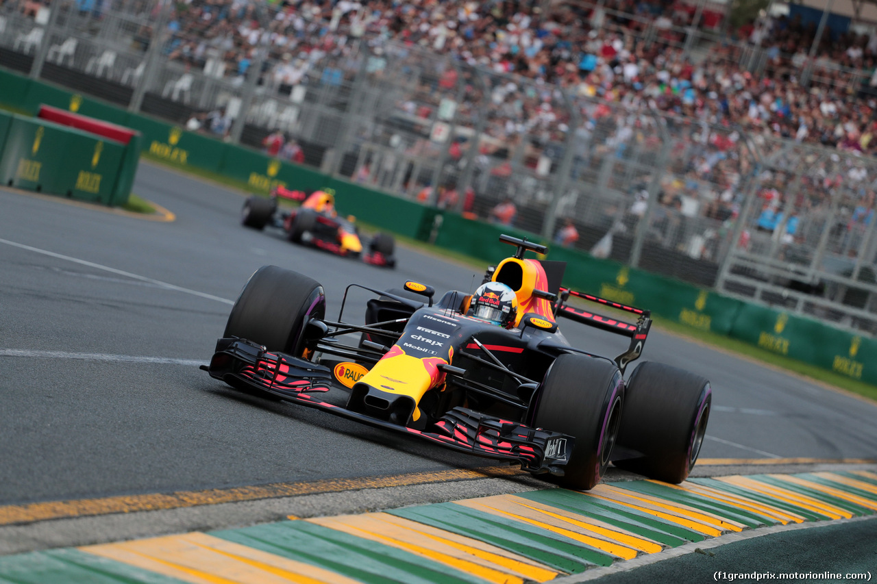 GP AUSTRALIA, 25.03.2017 - Qualifiche, Daniel Ricciardo (AUS) Red Bull Racing RB13 davanti a Max Verstappen (NED) Red Bull Racing RB13