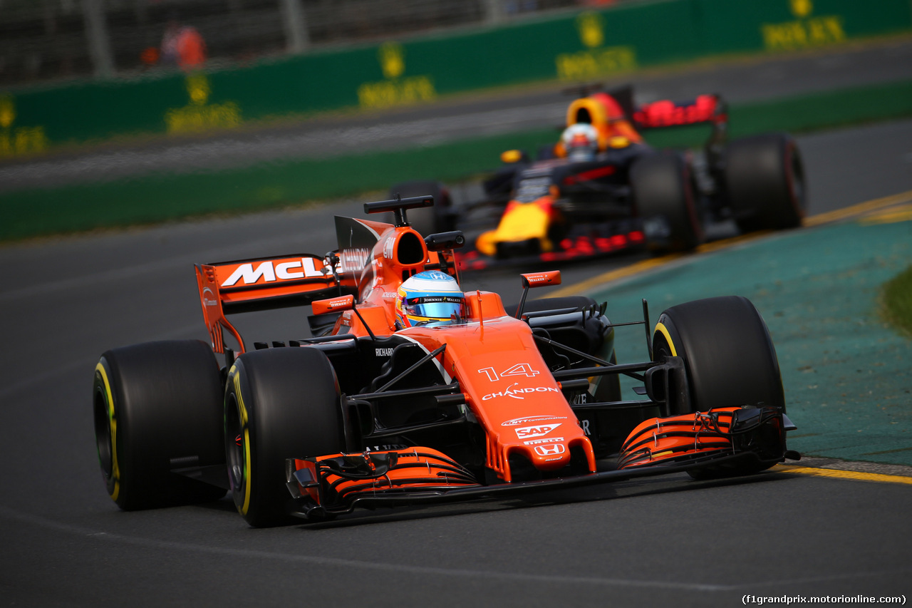 GP AUSTRALIA, 24.03.2017 - Prove Libere 1, Fernando Alonso (ESP) McLaren MCL32 e Daniel Ricciardo (AUS) Red Bull Racing RB13