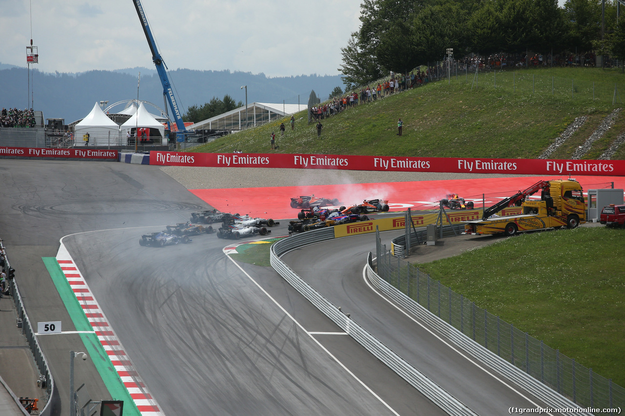 GP AUSTRIA, 09.07.2017- Gara, The crash involving Daniil Kvyat (RUS) Scuderia Toro Rosso STR12, Fernando Alonso (ESP) McLaren Honda MCL32 e Max Verstappen (NED) Red Bull Racing RB13 at the first corner