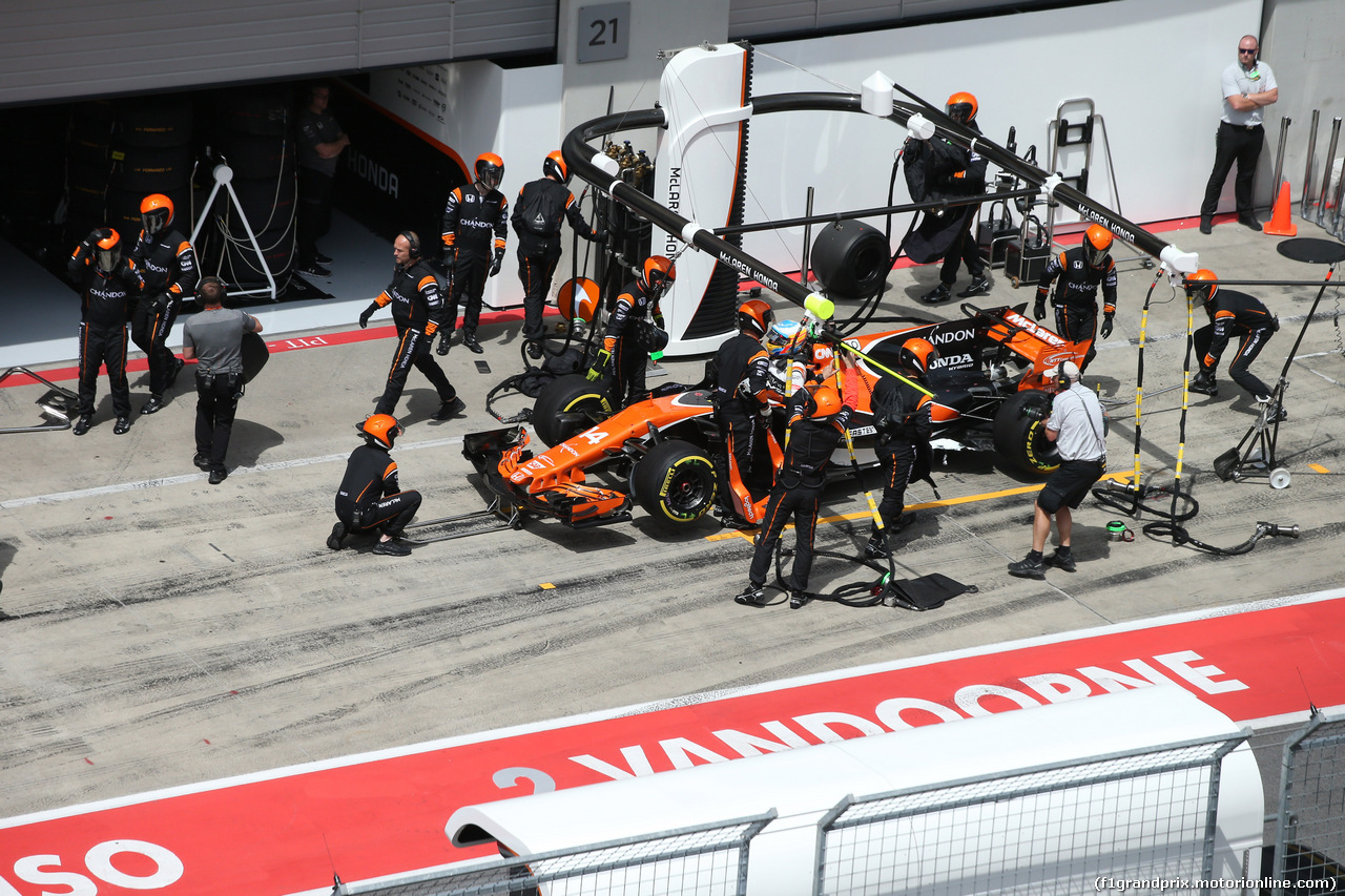 GP AUSTRIA, 09.07.2017- Fernando Alonso (ESP) McLaren Honda MCL32 is retiring from the race