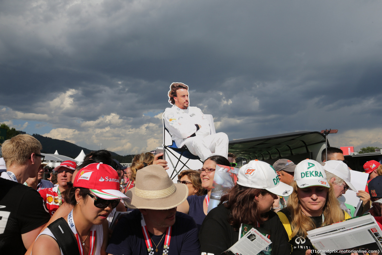 GP AUSTRIA, 06.07.2017- Fernando Alonso (ESP) McLaren Honda MCL32  cardboard silhouette
of himself  made by a fan