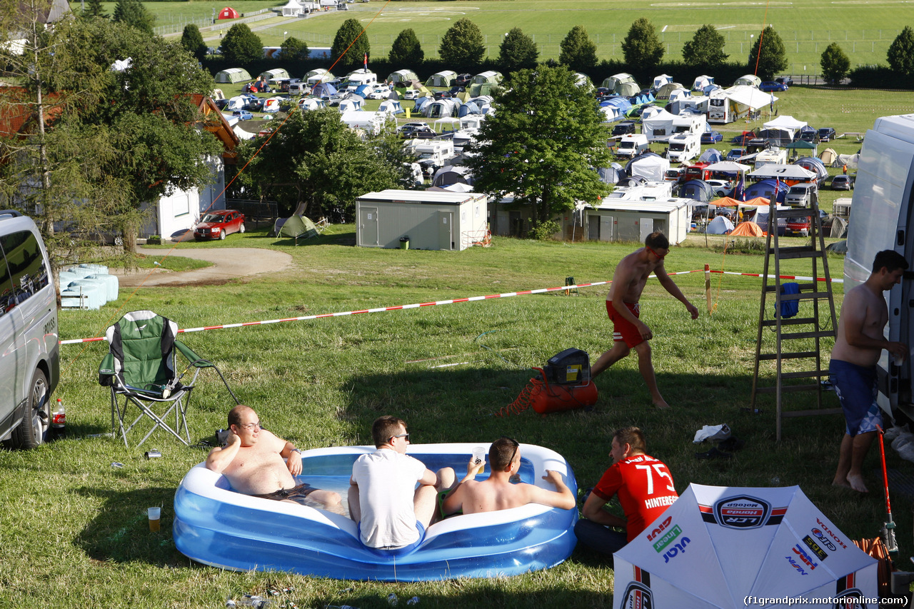 GP AUSTRIA, 06.07.2017- Fan in a little inflatable swimming pool