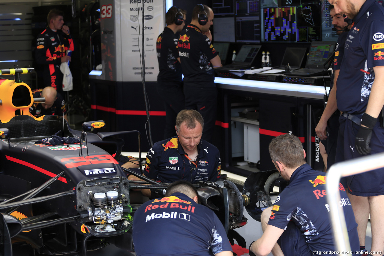 GP AUSTRIA, 07.07.2017- Prove Libere 2, Red Bull Racing RB13 meccanici are working on Max Verstappen (NED) Red Bull Racing RB13 car