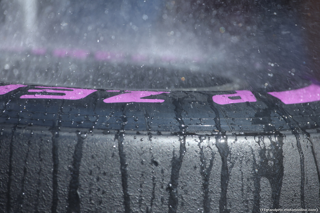 GP AUSTRIA, 07.07.2017-  Mechanic is washing tyres