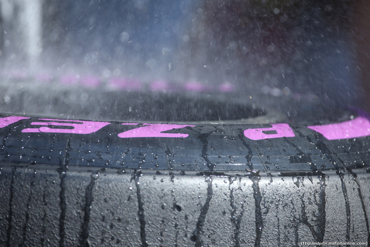 GP AUSTRIA, 07.07.2017-  Mechanic is washing tyres