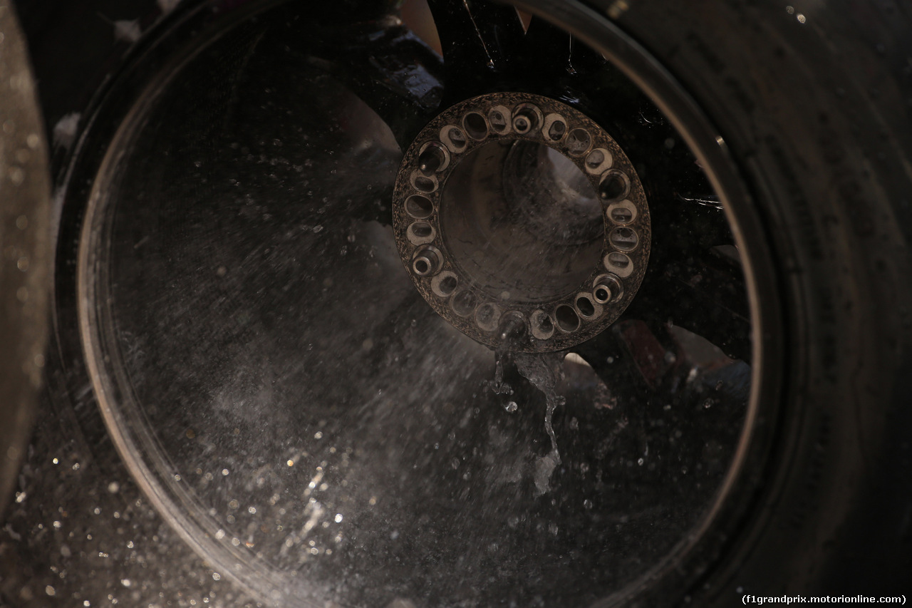 GP AUSTRIA, 07.07.2017-  Mechanic is washing tyres