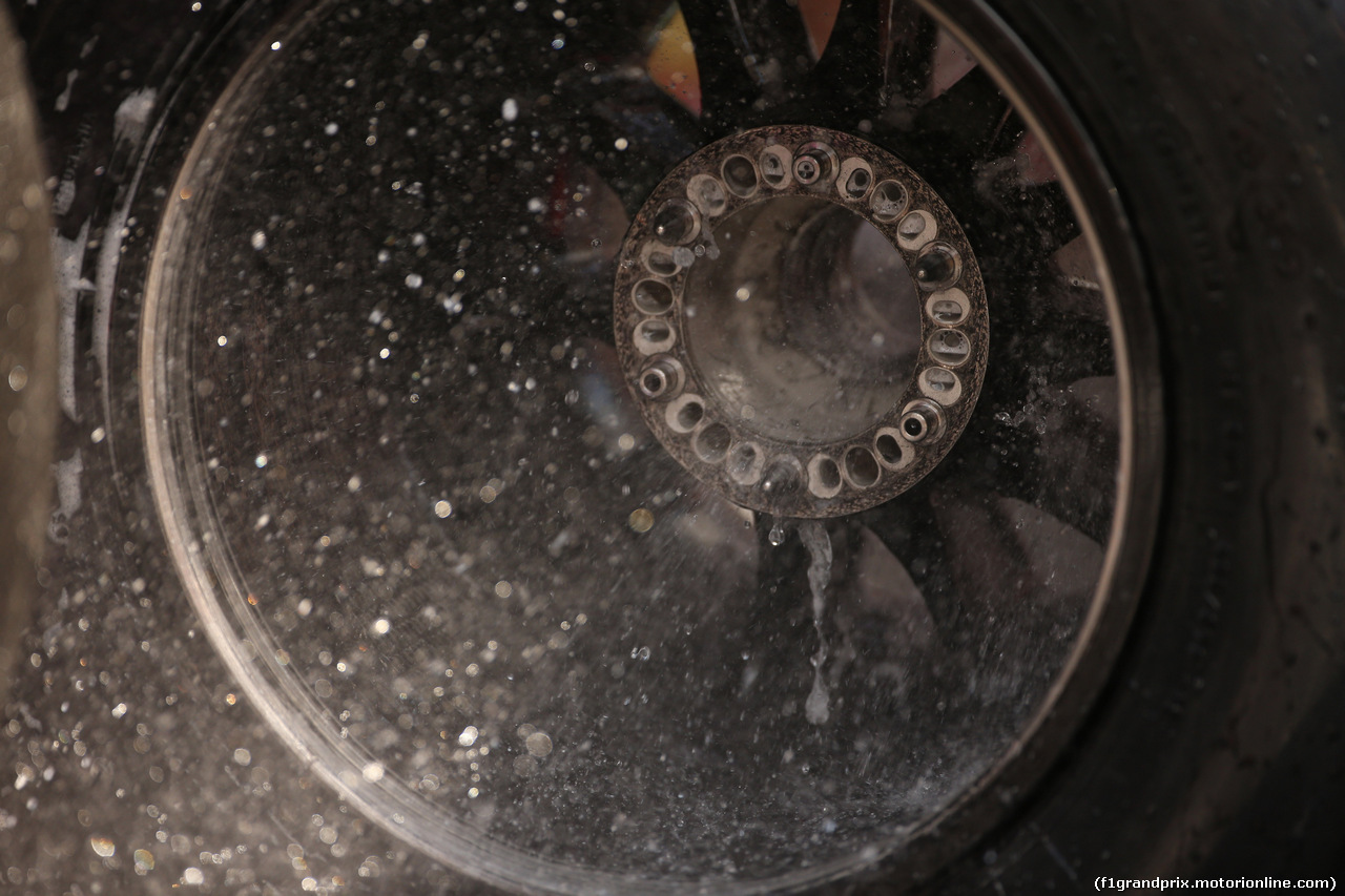 GP AUSTRIA, 07.07.2017-  Mechanic is washing tyres