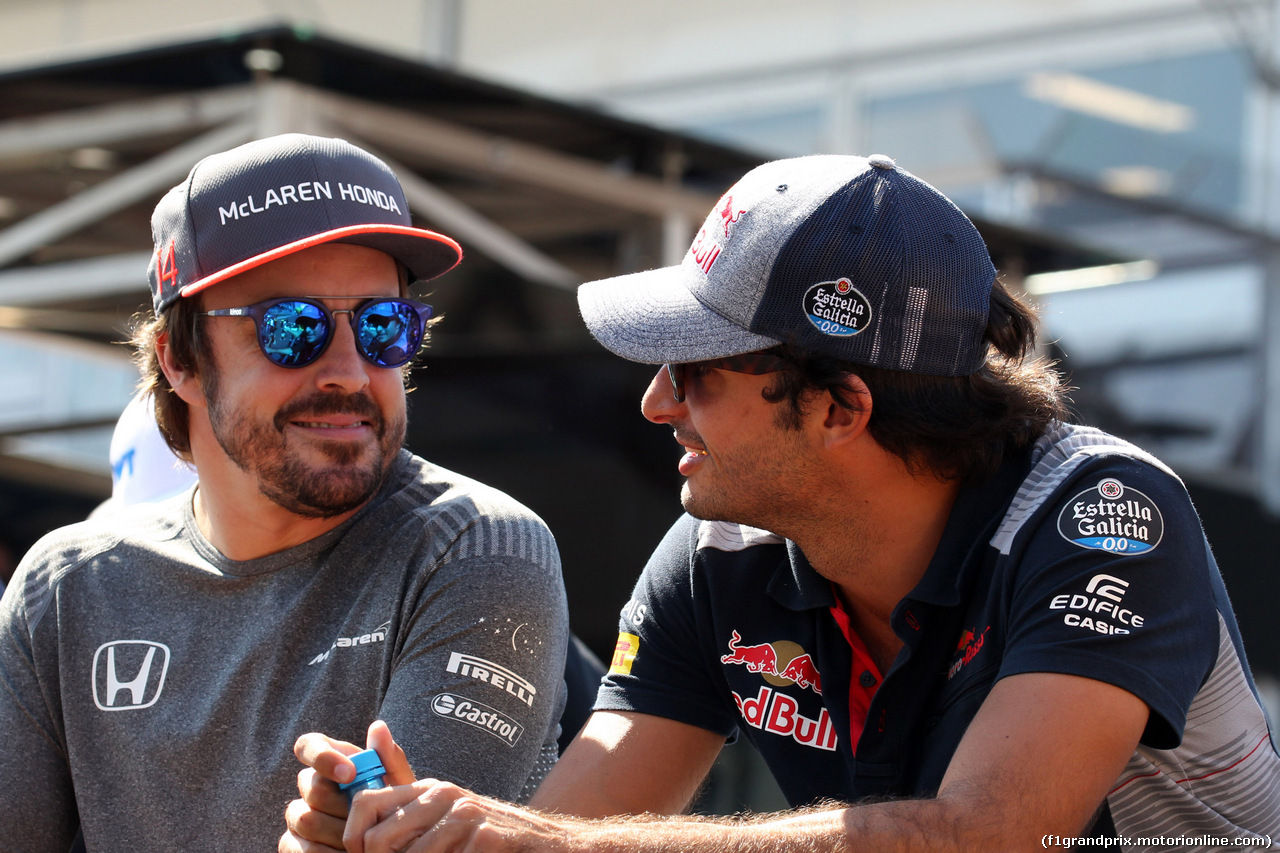 GP AZERBAIJAN, 25.06.2017 - Fernando Alonso (ESP) McLaren MCL32 e Carlos Sainz Jr (ESP) Scuderia Toro Rosso STR12