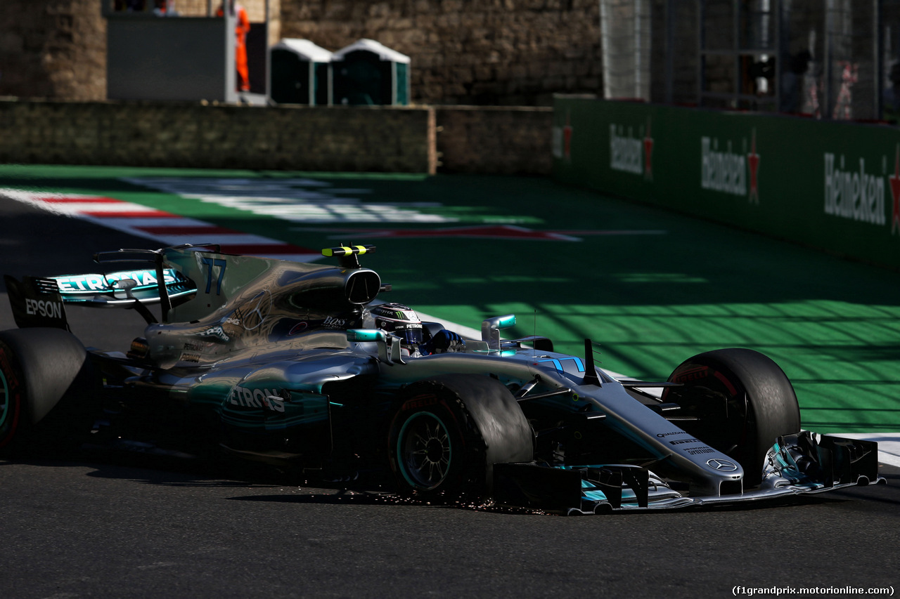 GP AZERBAIJAN, 25.06.2017 - Gara, Valtteri Bottas (FIN) Mercedes AMG F1 W08 with a puncture e a broken front wing on the opening lap of the race.