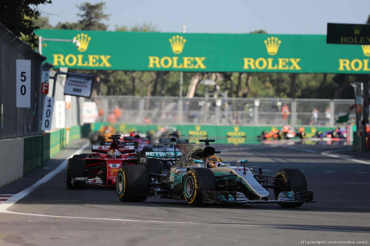 GP AZERBAIJAN, 25.06.2017 - Gara, Lewis Hamilton (GBR) Mercedes AMG F1 W08 davanti a Sebastian Vettel (GER) Ferrari SF70H