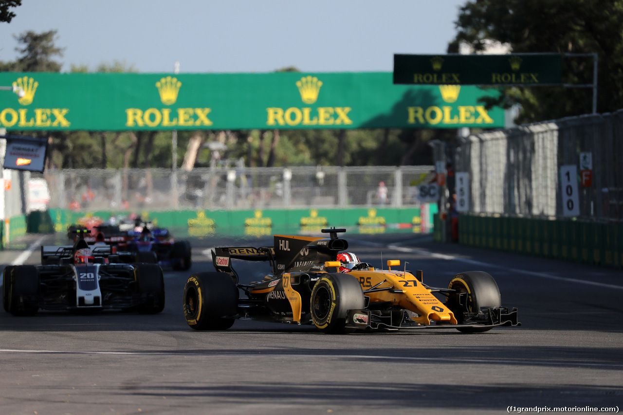 GP AZERBAIJAN, 25.06.2017 - Gara, Nico Hulkenberg (GER) Renault Sport F1 Team RS17 davanti a Kevin Magnussen (DEN) Haas F1 Team VF-17