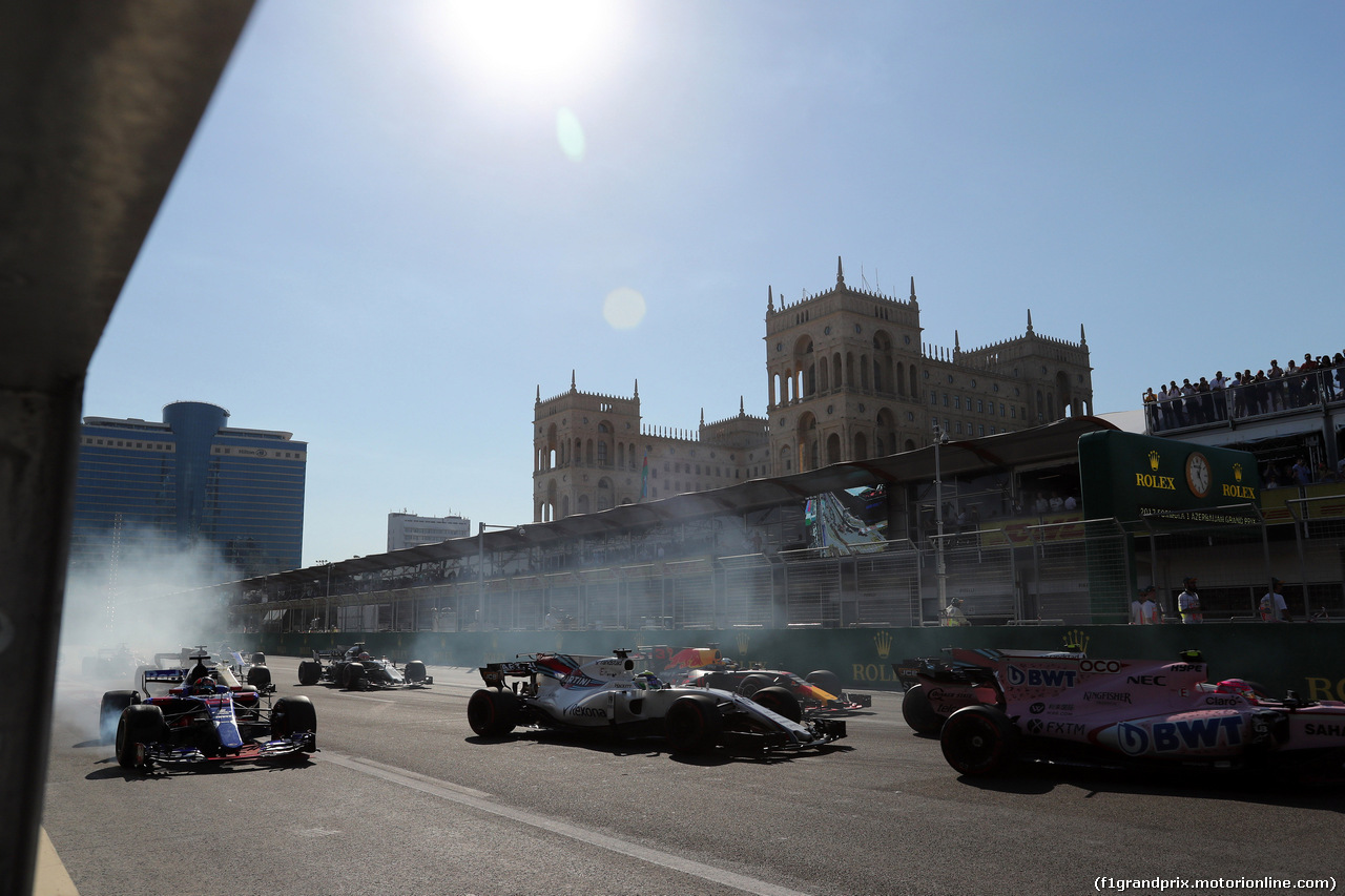 GP AZERBAIJAN, 25.06.2017 - Gara, Start of the race, Felipe Massa (BRA) Williams FW40 e Daniel Ricciardo (AUS) Red Bull Racing RB13