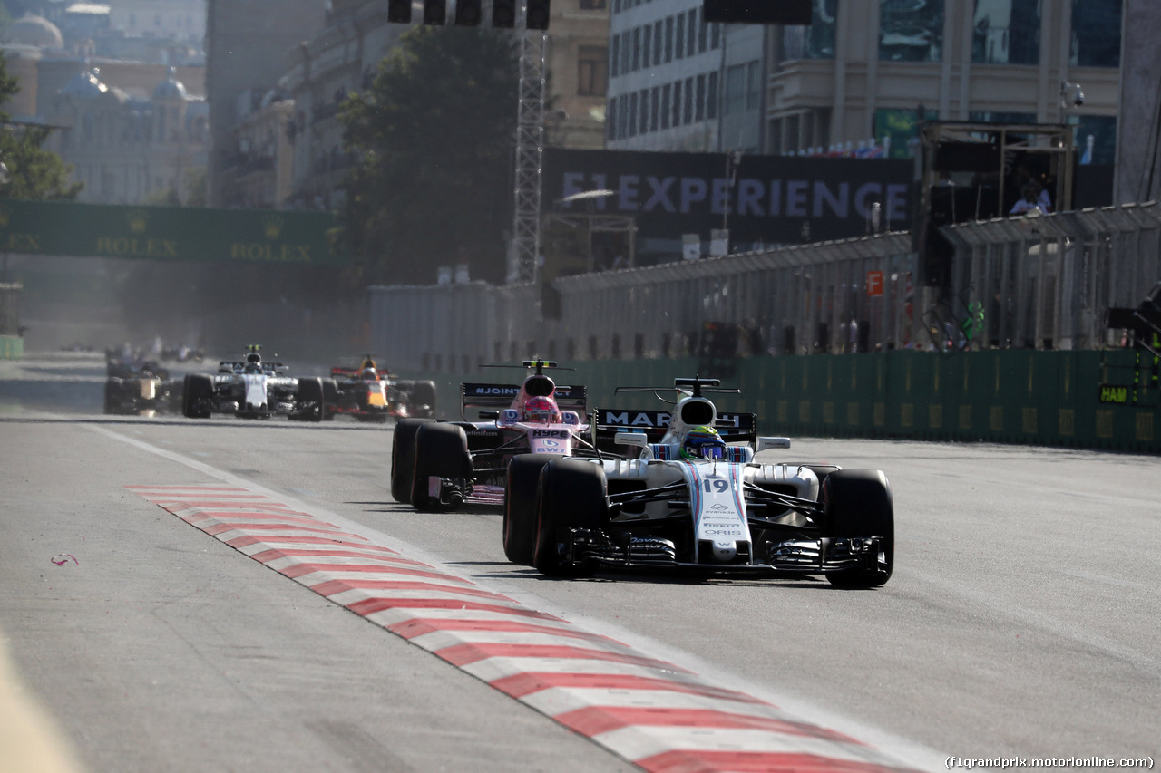 GP AZERBAIJAN, 25.06.2017 - Gara, Felipe Massa (BRA) Williams FW40 davanti a Esteban Ocon (FRA) Sahara Force India F1 VJM10