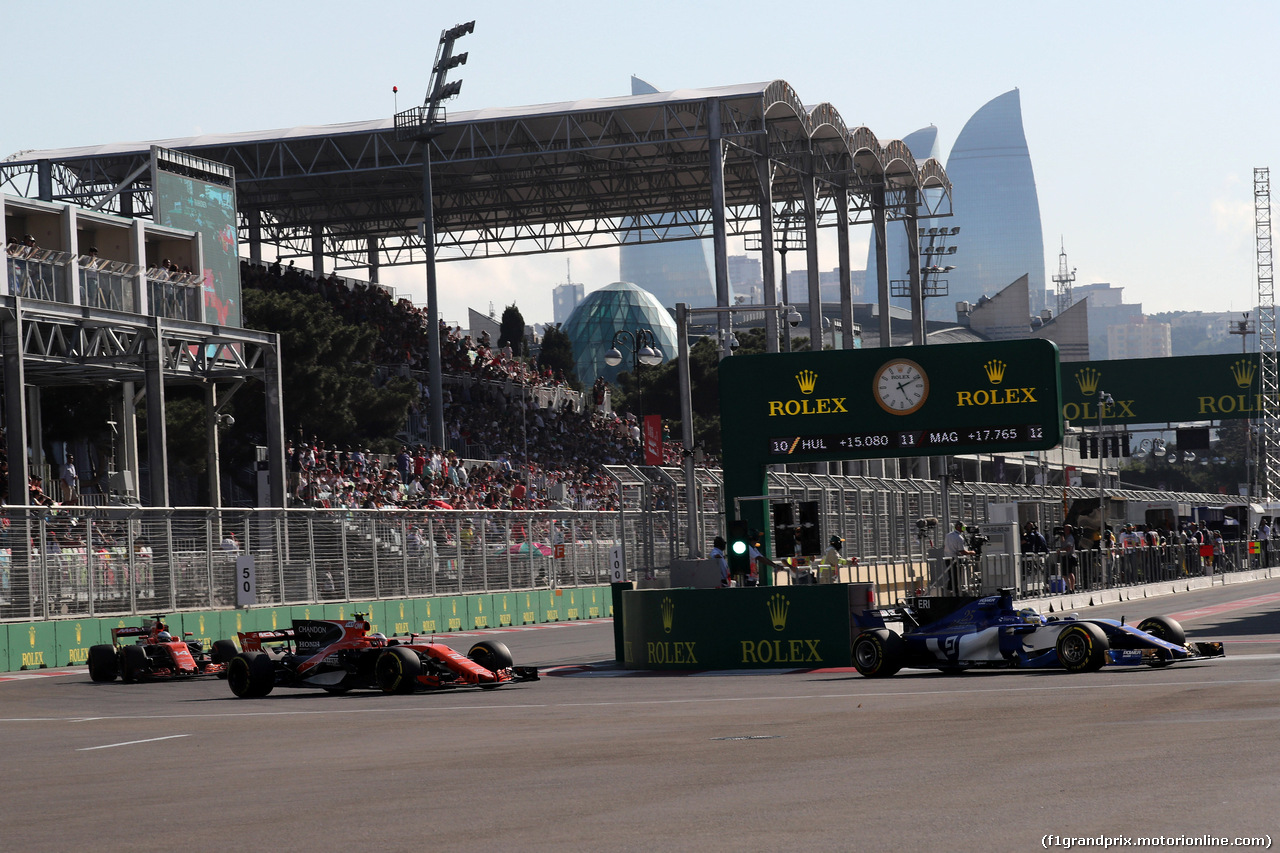 GP AZERBAIJAN, 25.06.2017 - Gara, Stoffel Vandoorne (BEL) McLaren MCL32 e Marcus Ericsson (SUE) Sauber C36