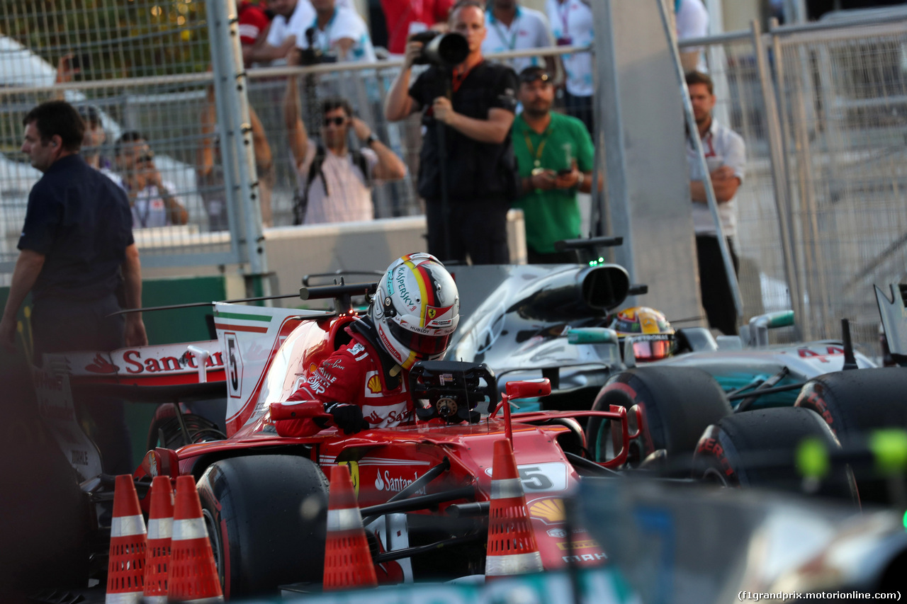 GP AZERBAIJAN, 25.06.2017 - Gara, Sebastian Vettel (GER) Ferrari SF70H e Lewis Hamilton (GBR) Mercedes AMG F1 W08
