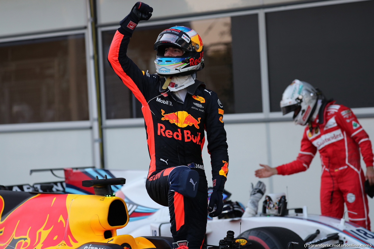 GP AZERBAIJAN, 25.06.2017 - Gara, Daniel Ricciardo (AUS) Red Bull Racing RB13 vincitore e Sebastian Vettel (GER) Ferrari SF70H with Lance Stroll (CDN) Williams FW40