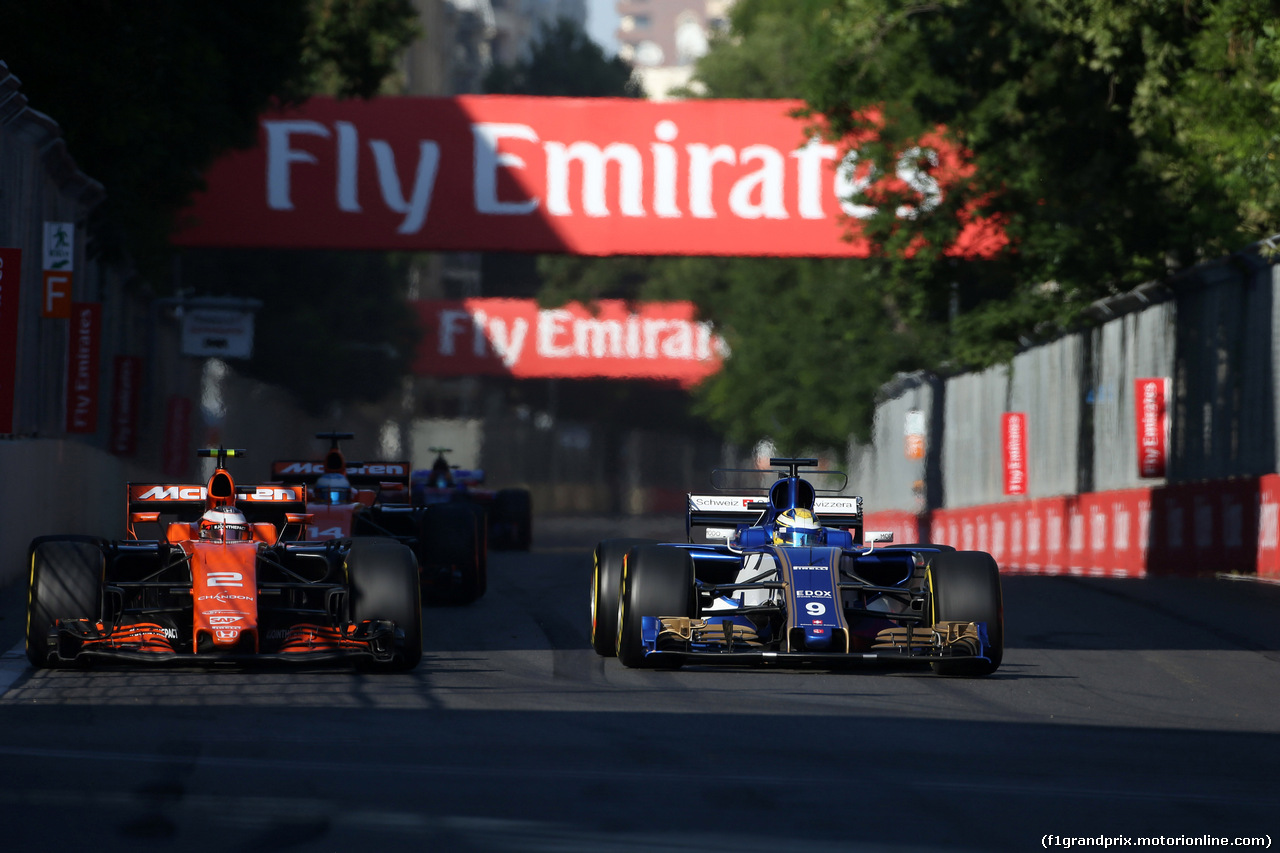GP AZERBAIJAN, 25.06.2017 - Gara, Stoffel Vandoorne (BEL) McLaren MCL32 e Marcus Ericsson (SUE) Sauber C36